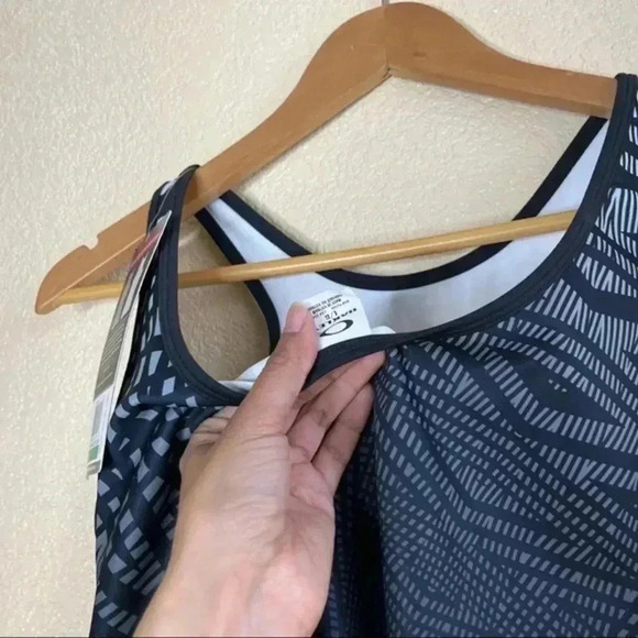 - Oakley tank top - Picture 5 of 6